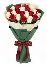 Букет Микс из красных и белых роз в Ногинск-9