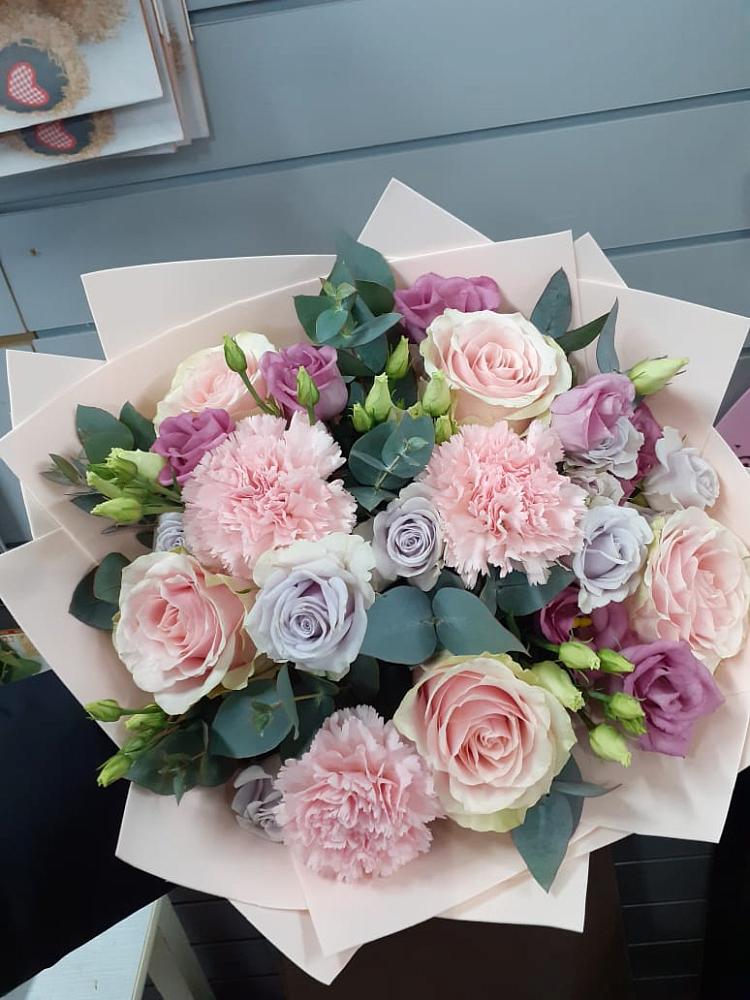 Букет цветов из: Розы, Гвоздики и Лизиантусы в Ногинск-9